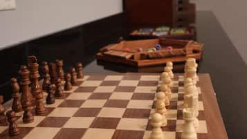 Un tablero de ajedrez con las piezas dispuestas para jugar.