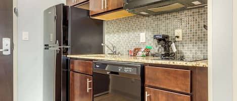 Réfrigérateur, four à micro-ondes, surface de cuisson, lave-vaisselle