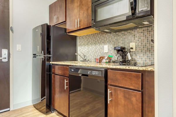 Kühlschrank, Mikrowelle, Herdplatte, Geschirrspüler