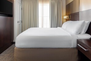 In-room safe, desk, iron/ironing board, free cots/infant beds - Residence Inn by Marriott Kansas City at The Legends (Kansas City)