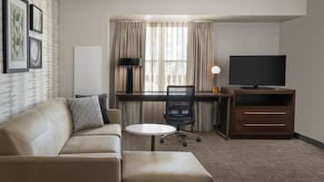 Een kluis op de kamer, een bureau, een strijkplank/strijkijzer