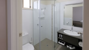 Chuveiro, produtos de toalete grátis, secador de cabelo