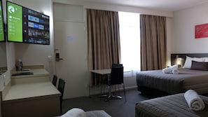 Quarto família (Deluxe) | Escrivaninha, espaço de trabalho para notebook, cortinas blackout