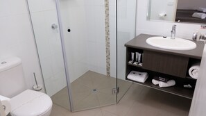 Shower, free toiletries, hair dryer, towels - Loddon River Motel (Kerang)