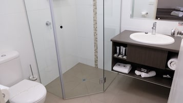 Ducha, artículos de tocador gratuitos, secador de pelo, toallas