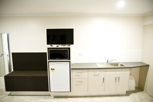 Frigorífico, microondas, cafetera o tetera y hervidor eléctrico