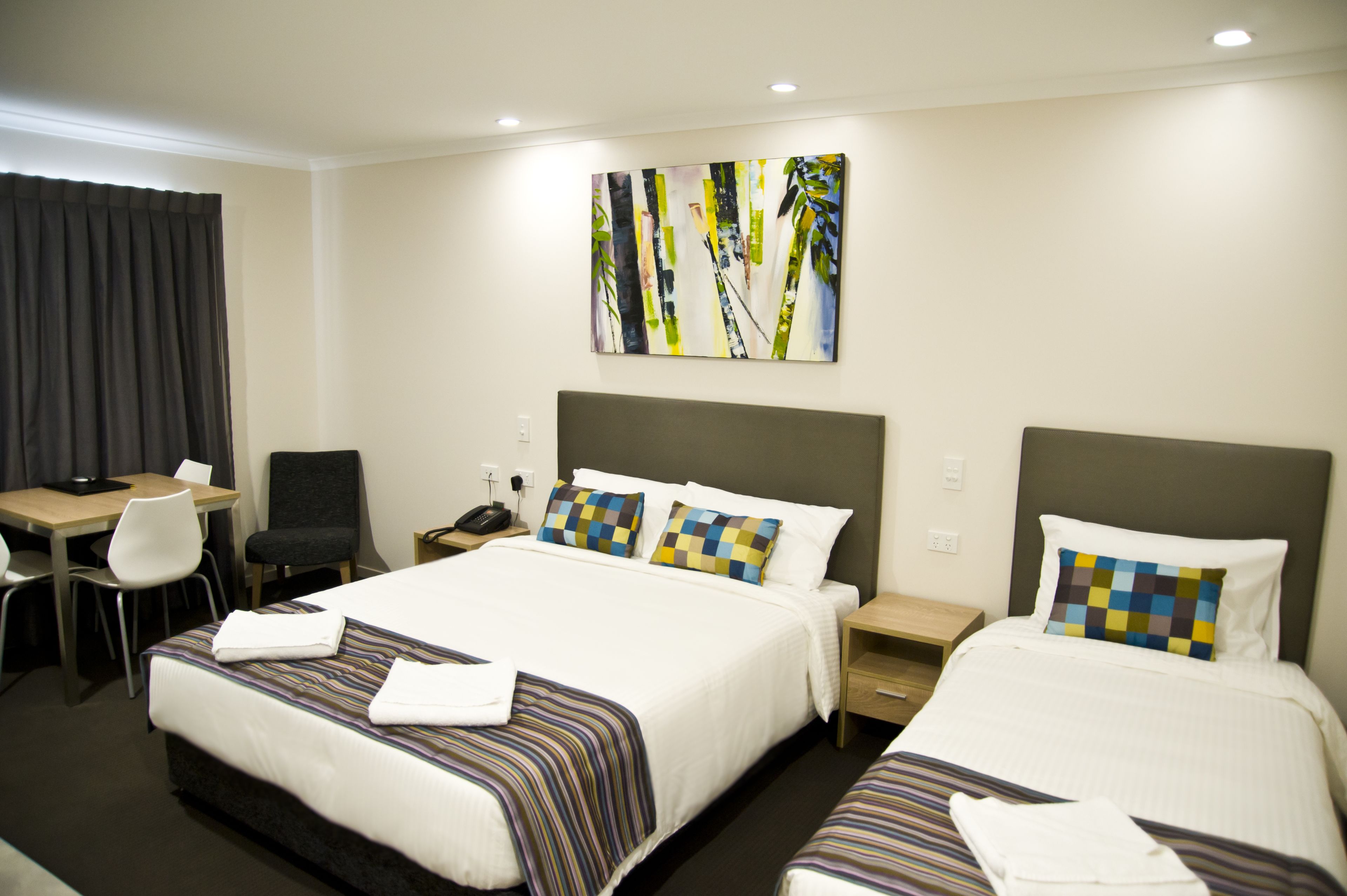 Luxe beddengoed, een bureau, geluiddichte muren