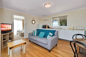 High View Cottage | 1 bedroom, iron/ironing board, free WiFi, bed sheets - High View Family Cottages (Illowa)
