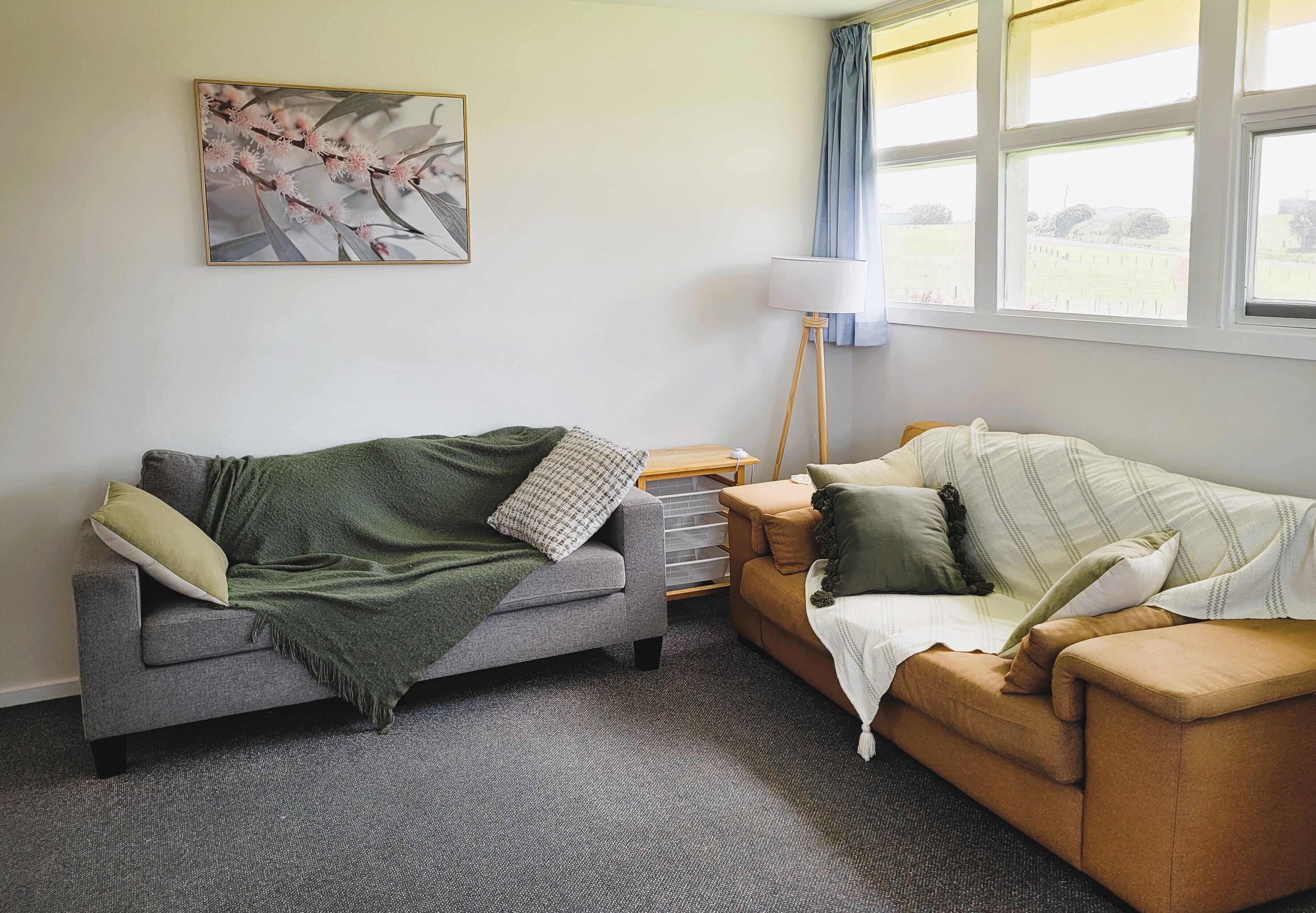 Comfort bungalow | Woonruimte | Een 40-inch flatscreentelevisie met digitale zenders en televisie