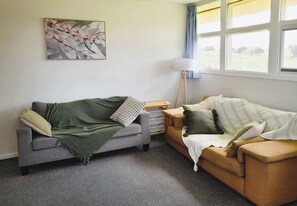 Bungalow Comfort | Area keluarga | Televisi layar datar 40-inci dengan saluran TV digital dan TV