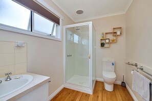 High View Cottage | Bathroom | Shower, hair dryer, towels, soap - High View Family Cottages (Illowa)
