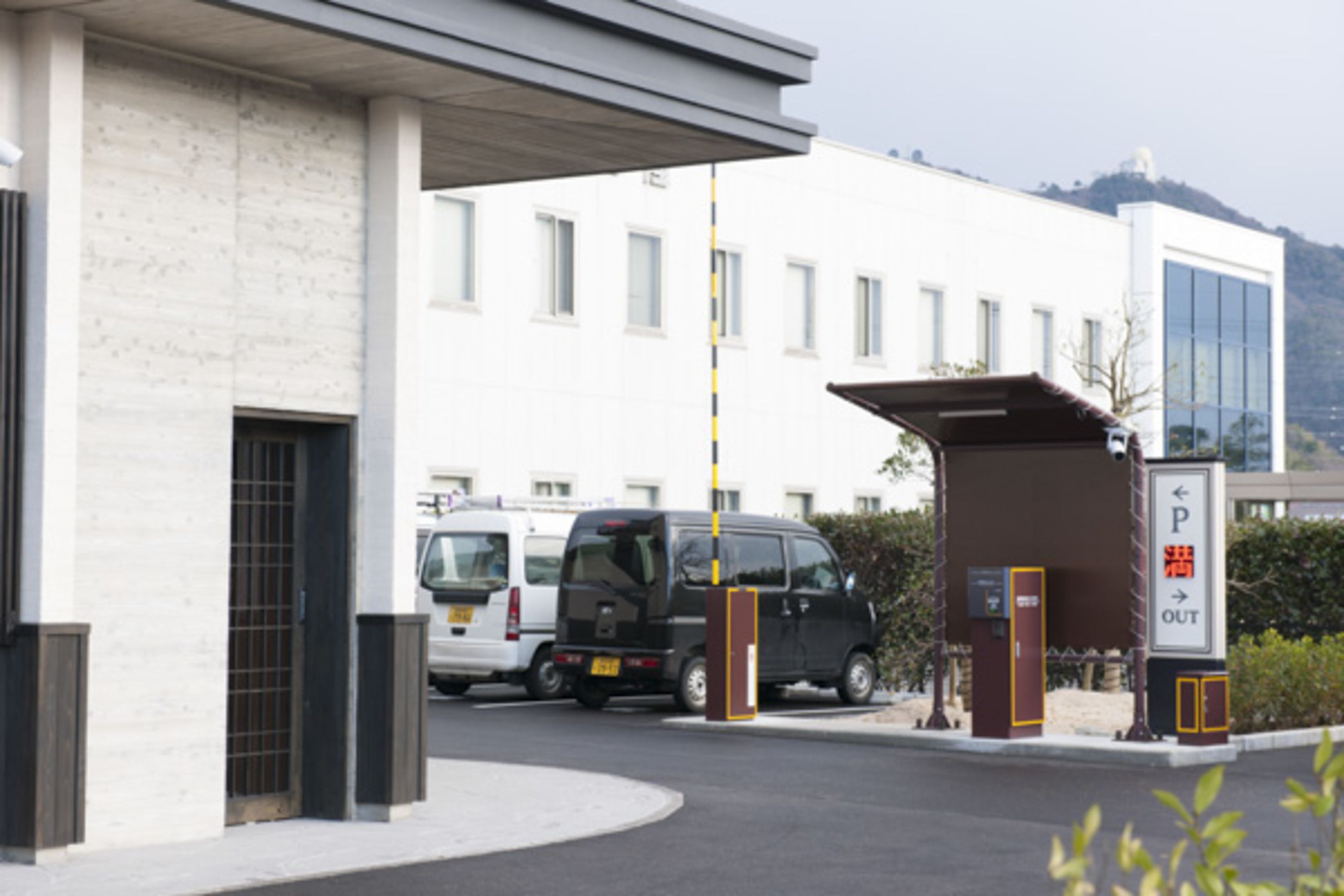 self-parking (surcharge) 500 per day