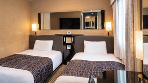 A hotel room with two beds, a large mirror, a flat-screen TV, and a minibar. - APA Hotel Ueno Ekikita (Tokyo)