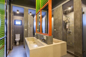 Shower, free toiletries, hair dryer, towels - iSanook Hostel (Bangkok)