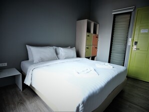 Standard Double Room, Women only | Soundproofing, free WiFi, bed sheets - iSanook Hostel (Bangkok)