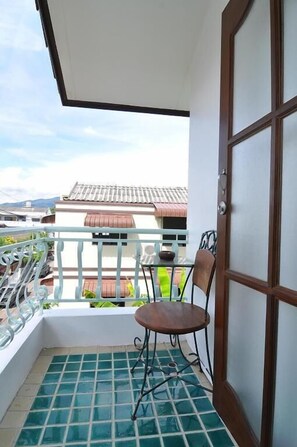 In-room safe, blackout curtains, rollaway beds, free WiFi - Sri-Pat Guesthouse (Chiang Mai)
