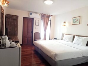 Standard King Bed Room with Poolview and Balcony | In-room safe, blackout curtains, rollaway beds, free WiFi - Sri-Pat Guesthouse (Chiang Mai)