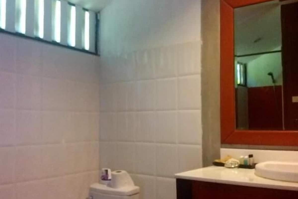 BaƱo | Regadera, amenidades de baƱo gratuitas, toallas