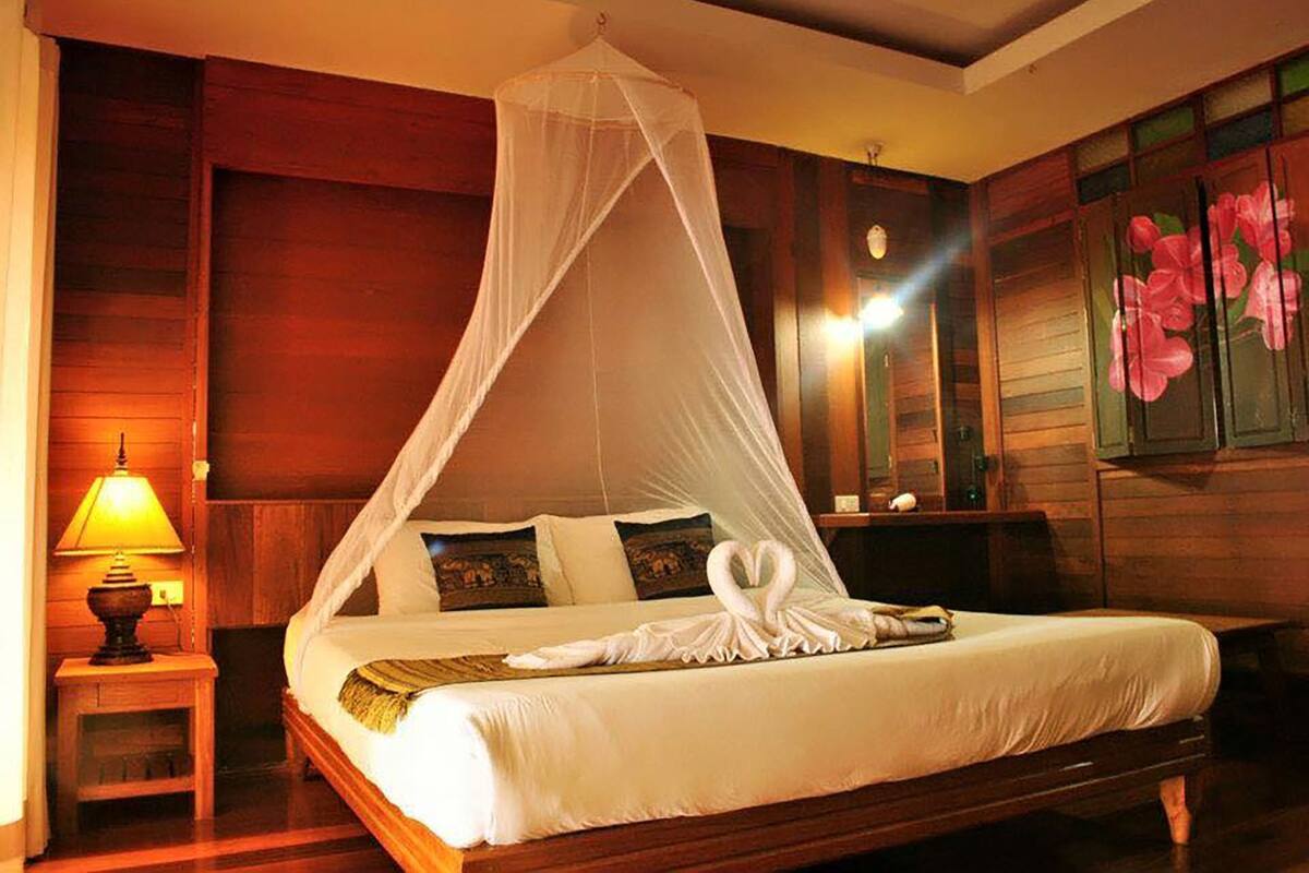 Minibar, brankas, tempat tidur lipat/tambahan, dan seprai linen
