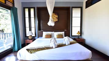 Garden View Bungalow | Een minibar, een kluis op de kamer, extra bedden, beddengoed