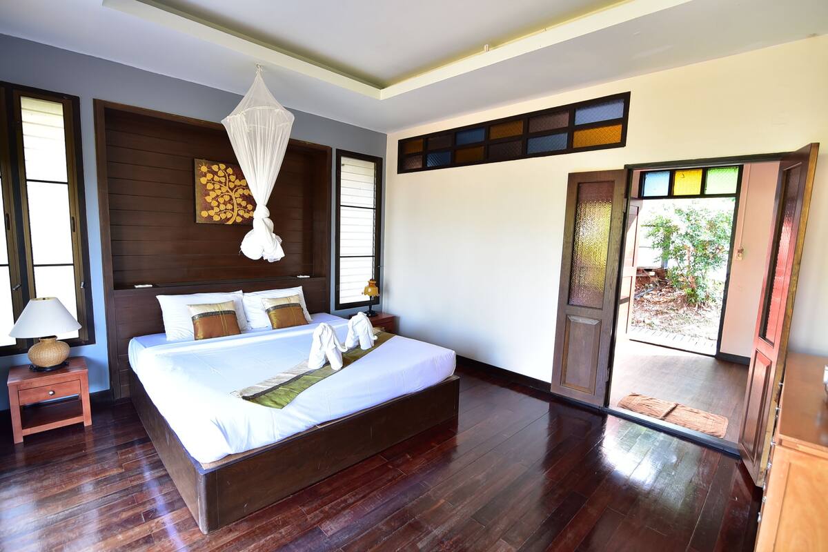 Garden View Bungalow | Minibar, brankas, tempat tidur lipat/tambahan, dan seprai linen