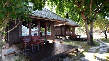 Beachfront Bungalow | มินิบาร์, ตู้นิรภัยในห้องพัก, เตียงเสริม/เปล, ผ้าปูที่นอน