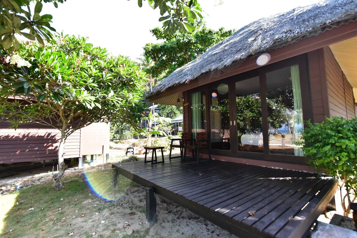 Beachfront Bungalow | Minibar, brankas, tempat tidur lipat/tambahan, dan seprai linen