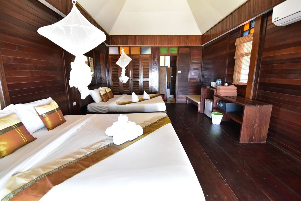 Minibar, brankas, tempat tidur lipat/tambahan, dan seprai linen