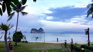 位於海灘上、白沙、遮陽傘、海灘浴巾