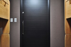 In-room safe, blackout drapes, free cribs/infant beds, free WiFi - Seibido Inn - Hostel (Kyoto)