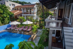 Una piscina al aire libre, una piscina natural