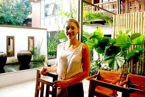 Lobby sitting area - Ganesha House (Chiang Mai)