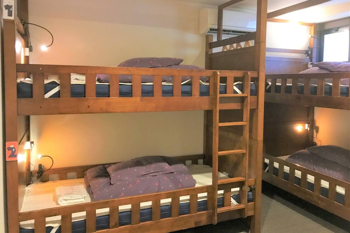 Edredones de plumas, wifi gratis, ropa de cama