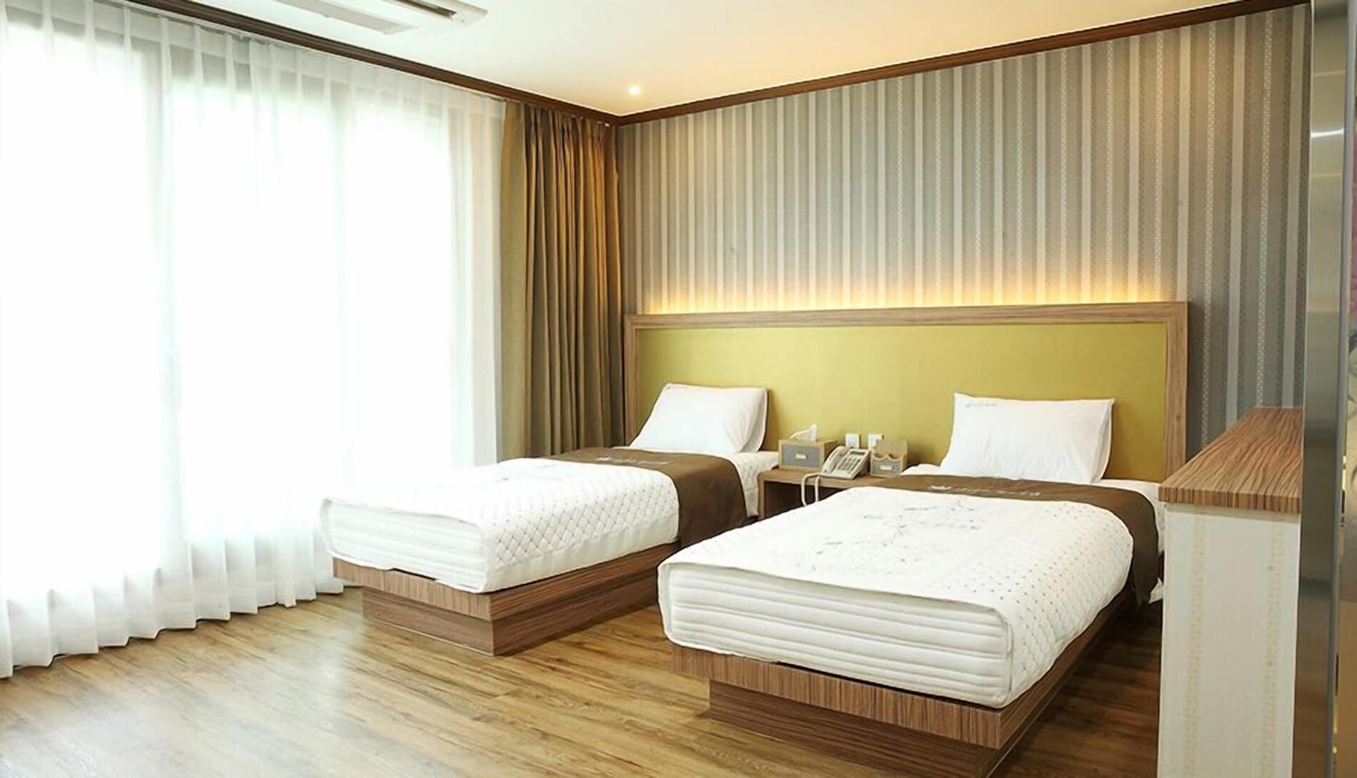 Soundproofing, free WiFi, bed sheets