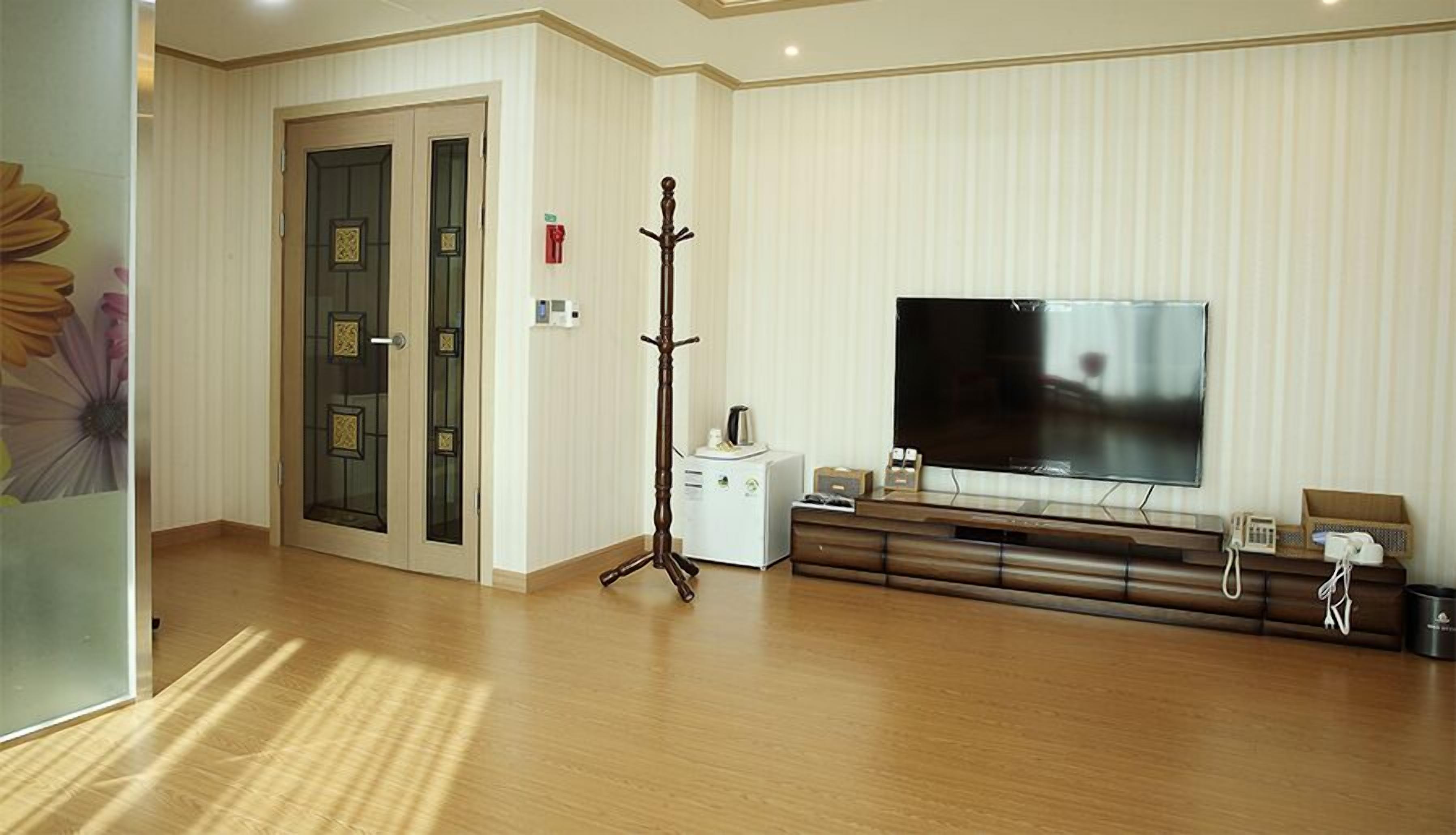 soundproofing, free wifi, bed sheets