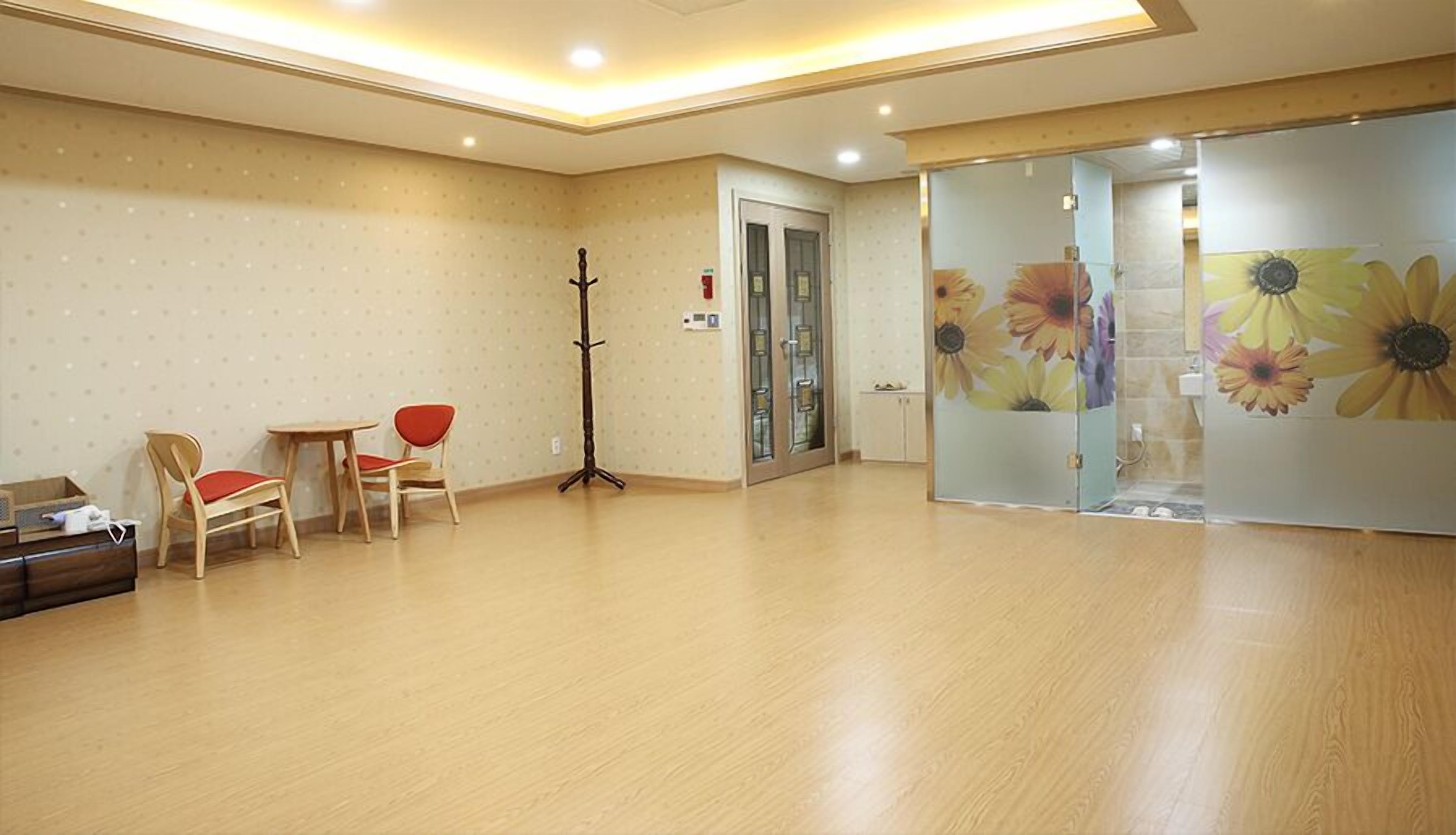 soundproofing, free wifi, bed sheets