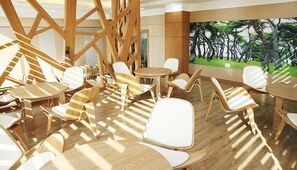 Un interior moderno con muebles de madera y un cuadro grande de árboles.