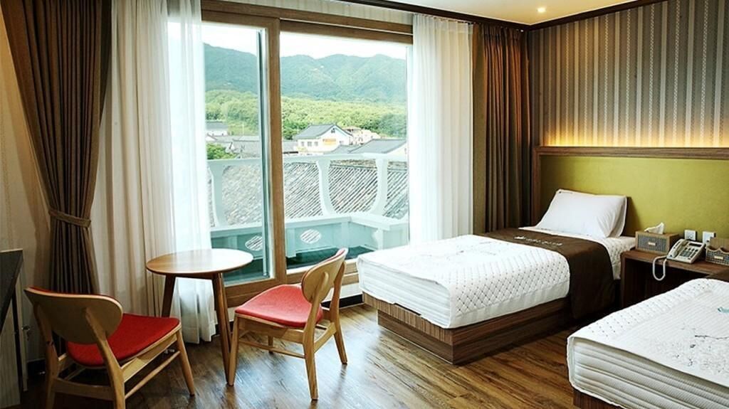 Soundproofing, free WiFi, bed sheets