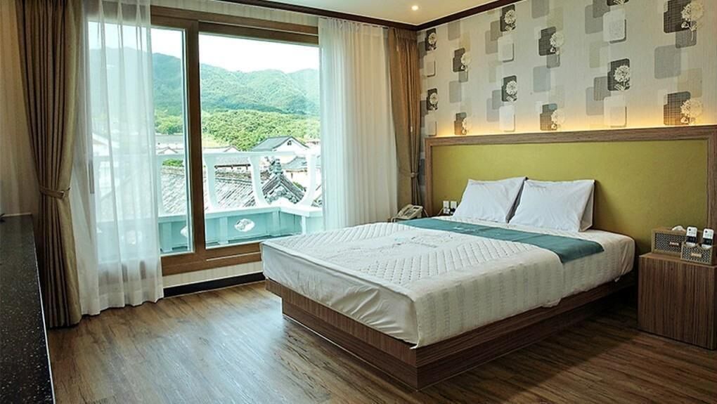 Soundproofing, free WiFi, bed sheets