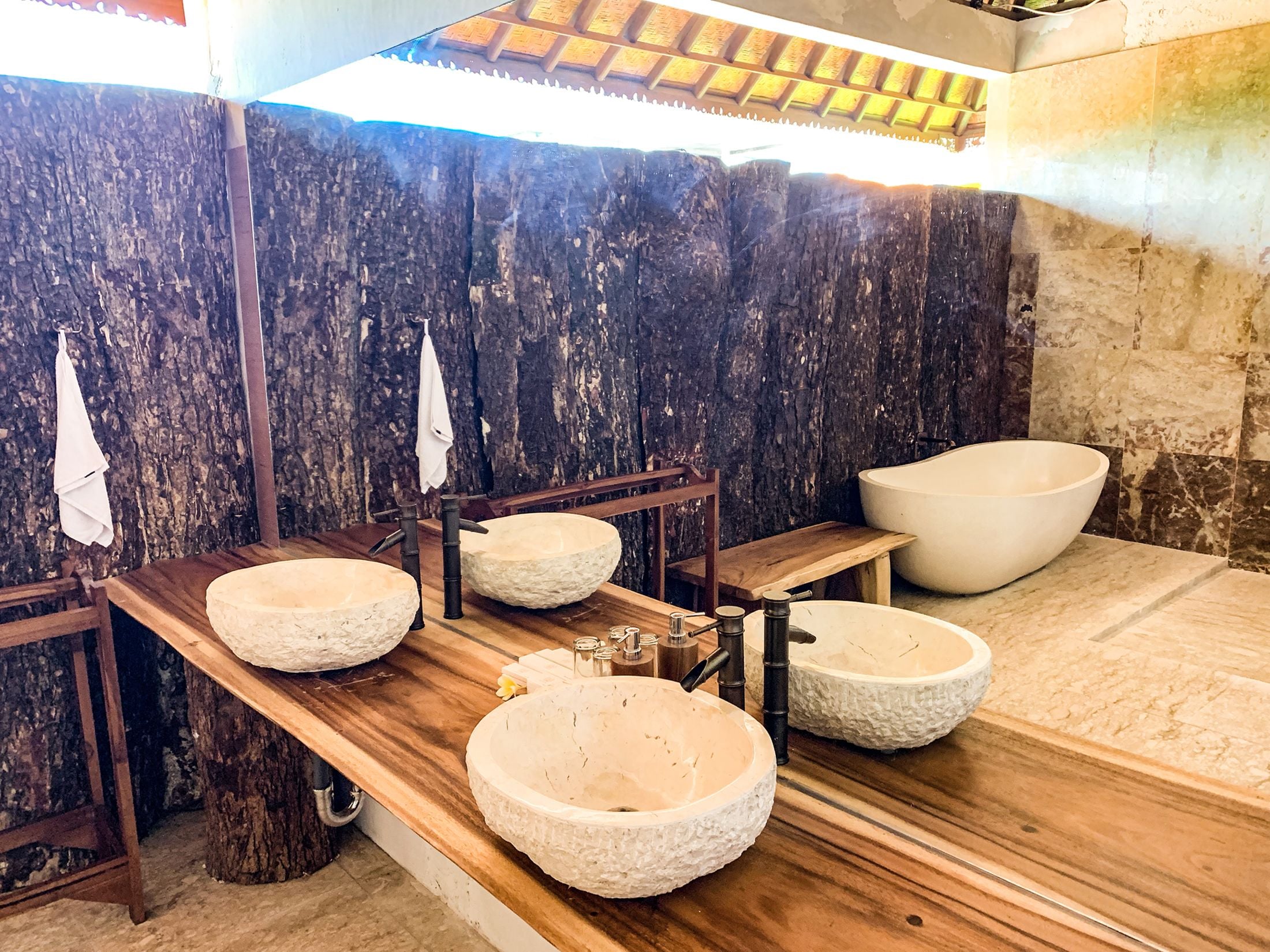 quadruple room | bathroom | combined shower/bathtub, free toiletries, hair dryer, bathrobes