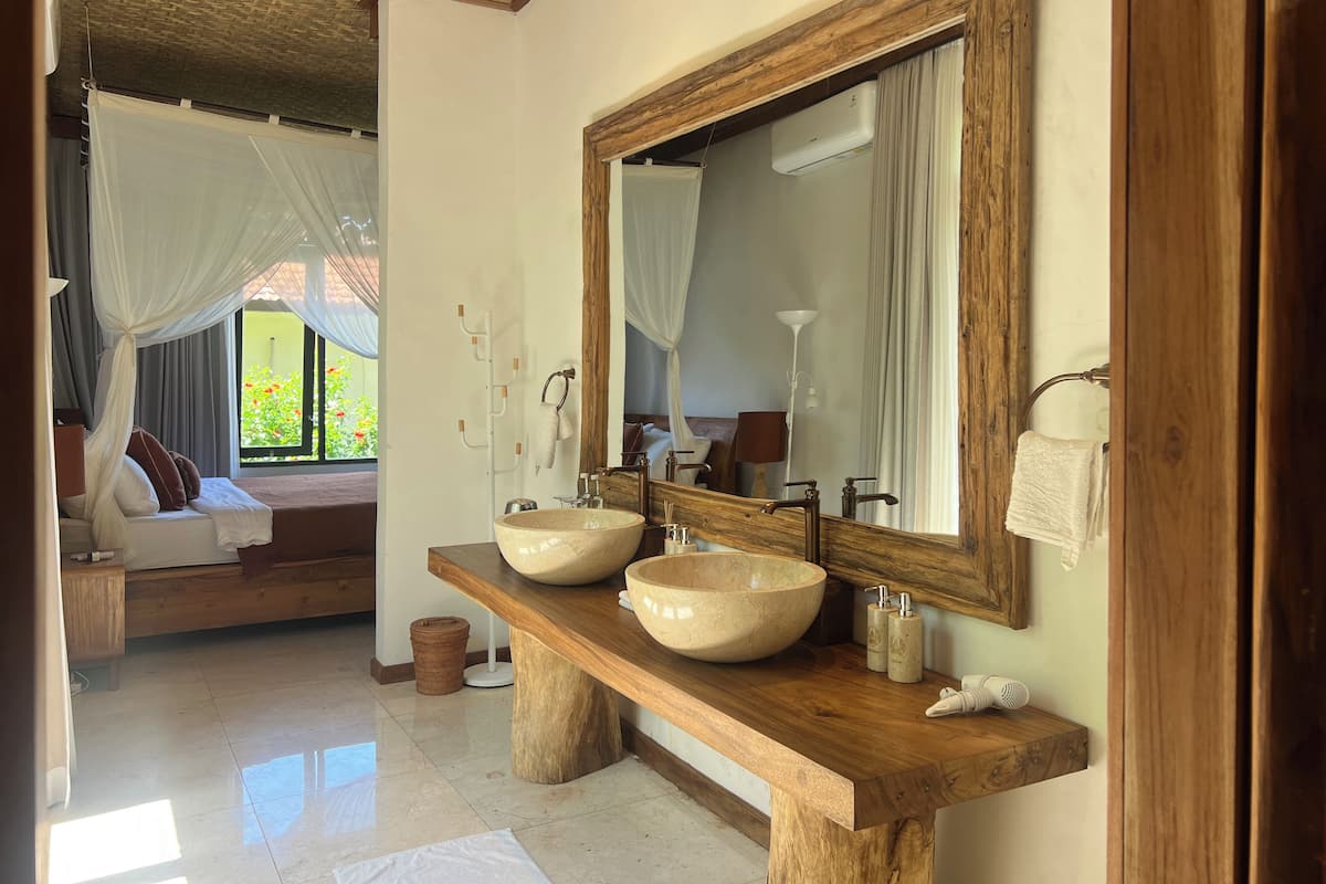 Double Room, 1 Queen Bed, Annex Building | Minibar, individually decorated, desk, blackout curtains