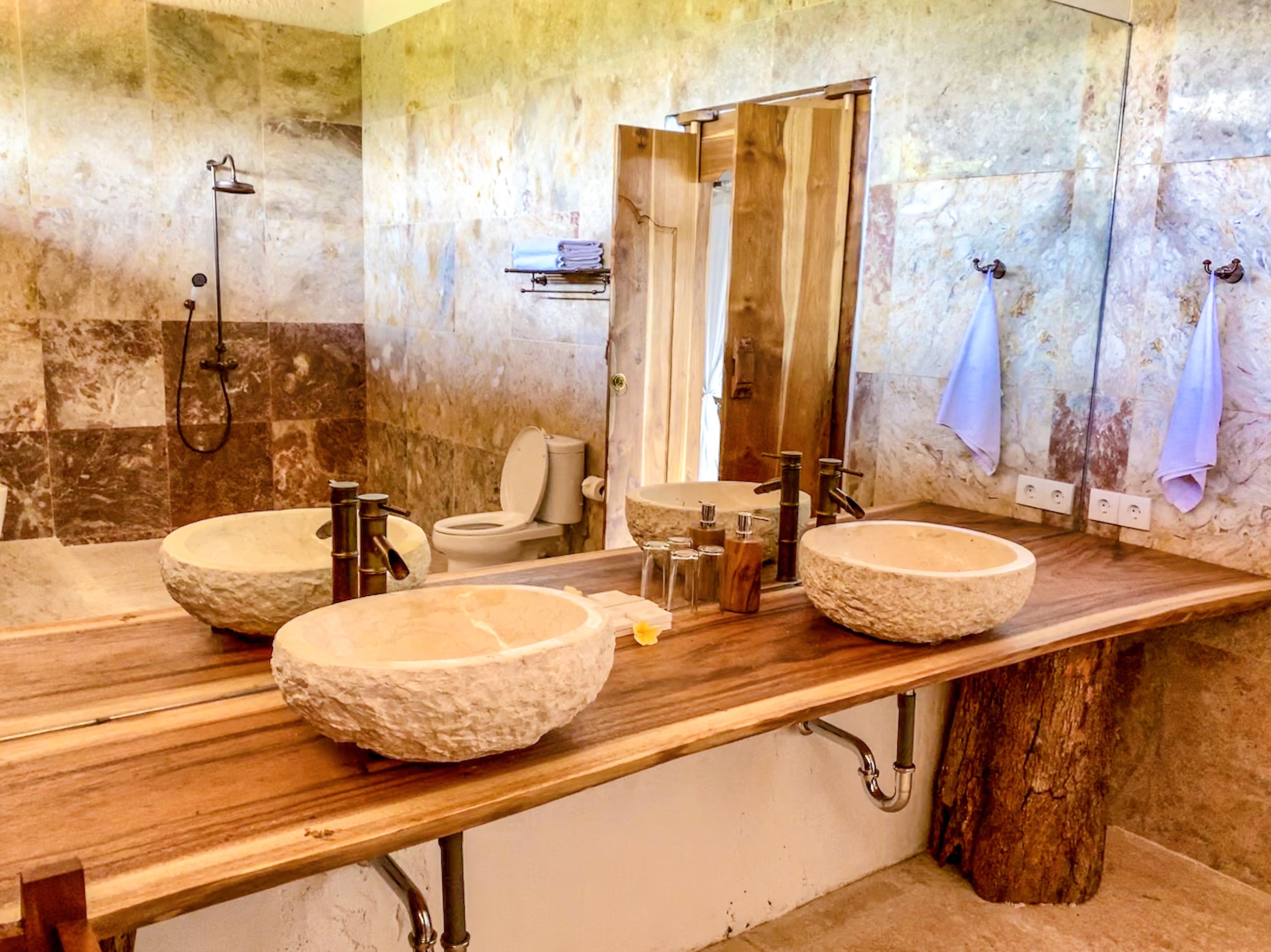 quadruple room | bathroom | combined shower/bathtub, free toiletries, hair dryer, bathrobes