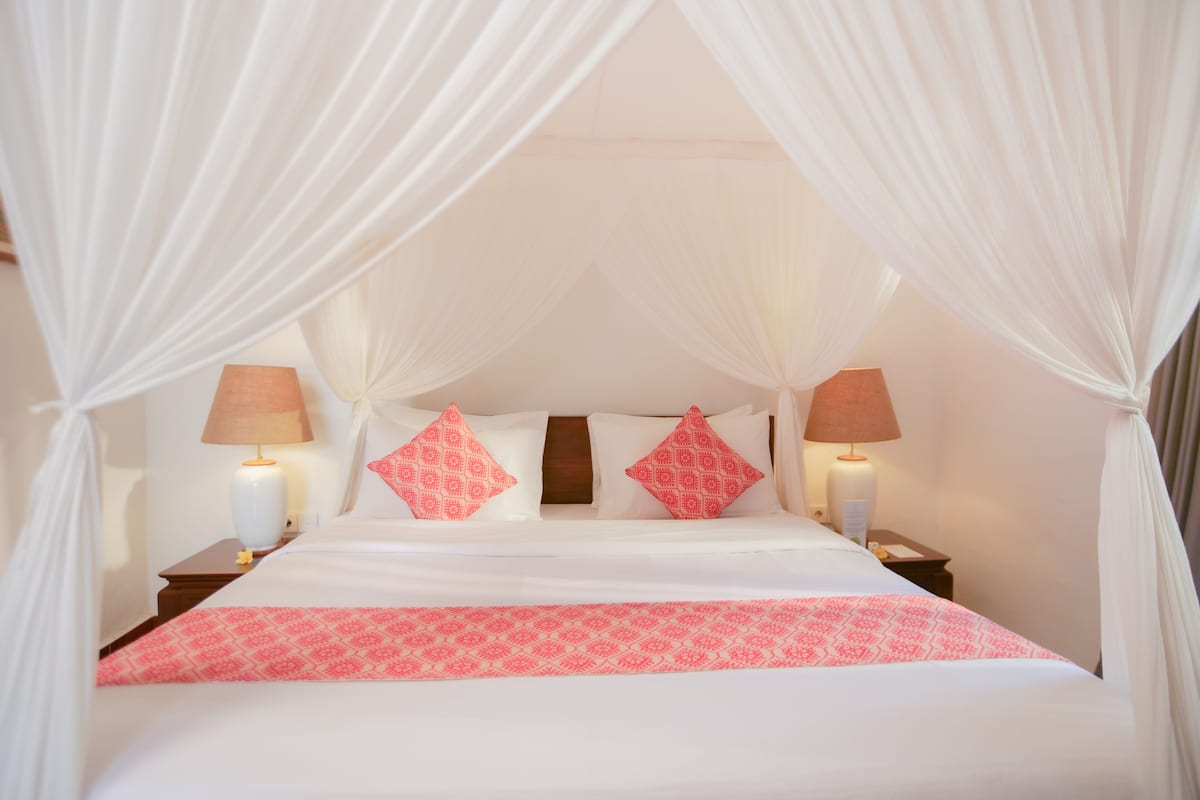 Superior-Doppelzimmer, 1 King-Bett, Poolblick, Erdgeschoss | Minibar, individuell dekoriert, Schreibtisch, Verdunkelungsvorhänge