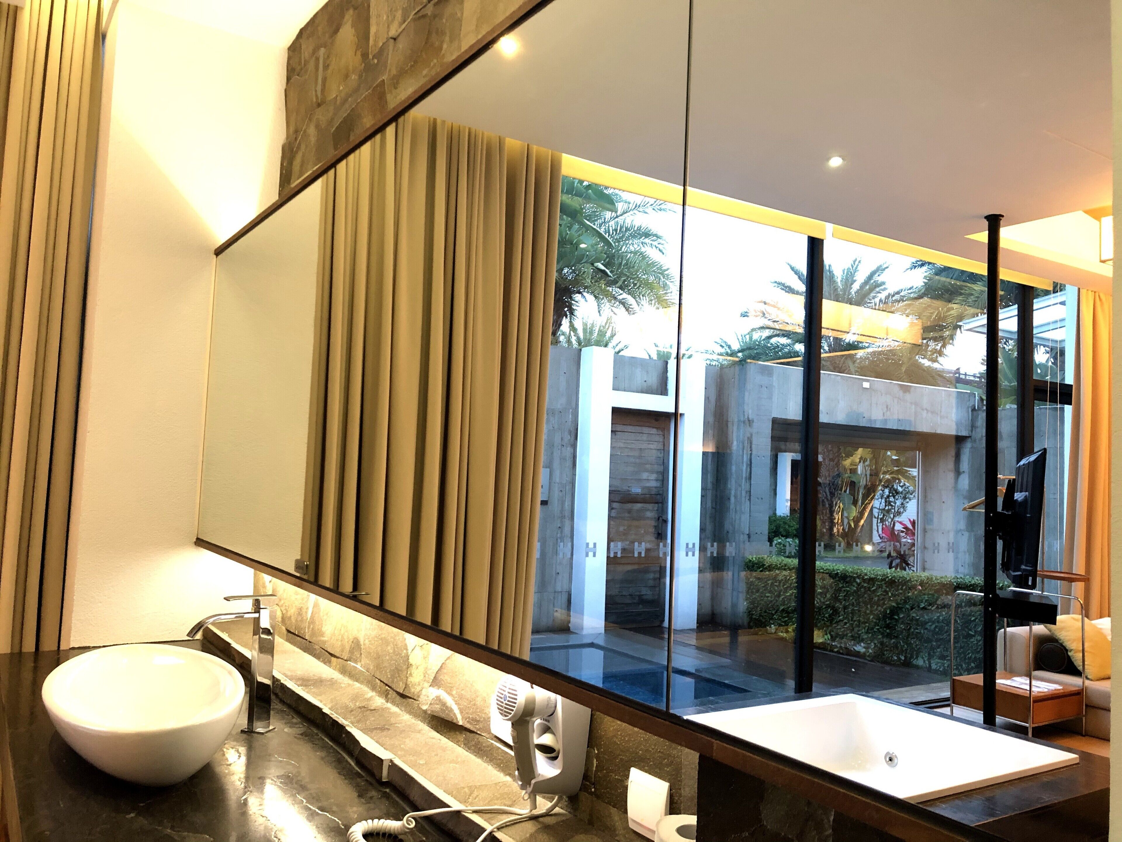 suite | bathroom sink