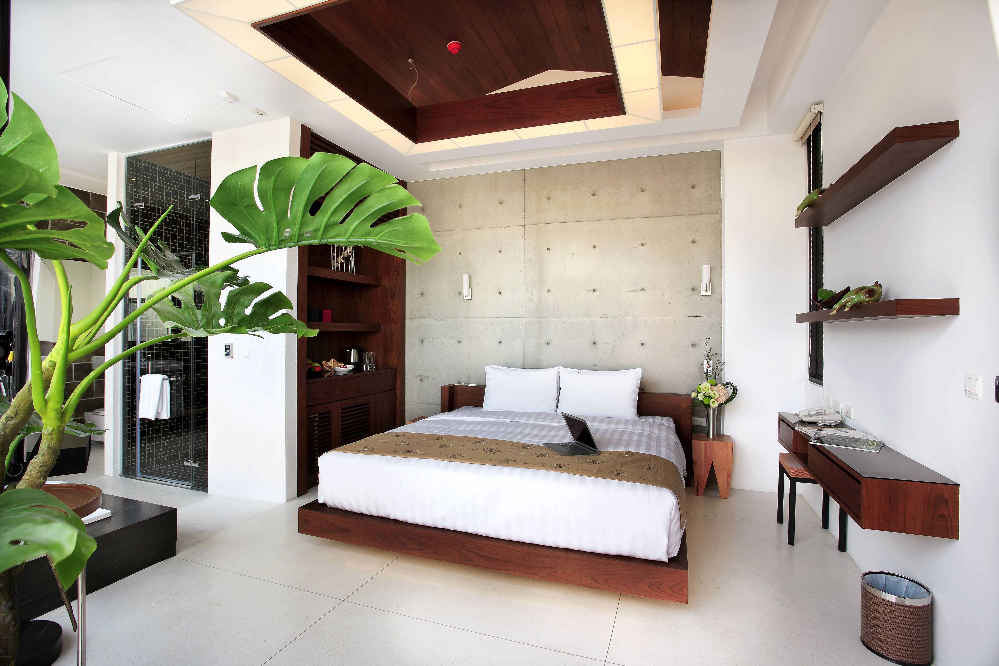 Suite | Down comforters, blackout drapes, soundproofing, free WiFi