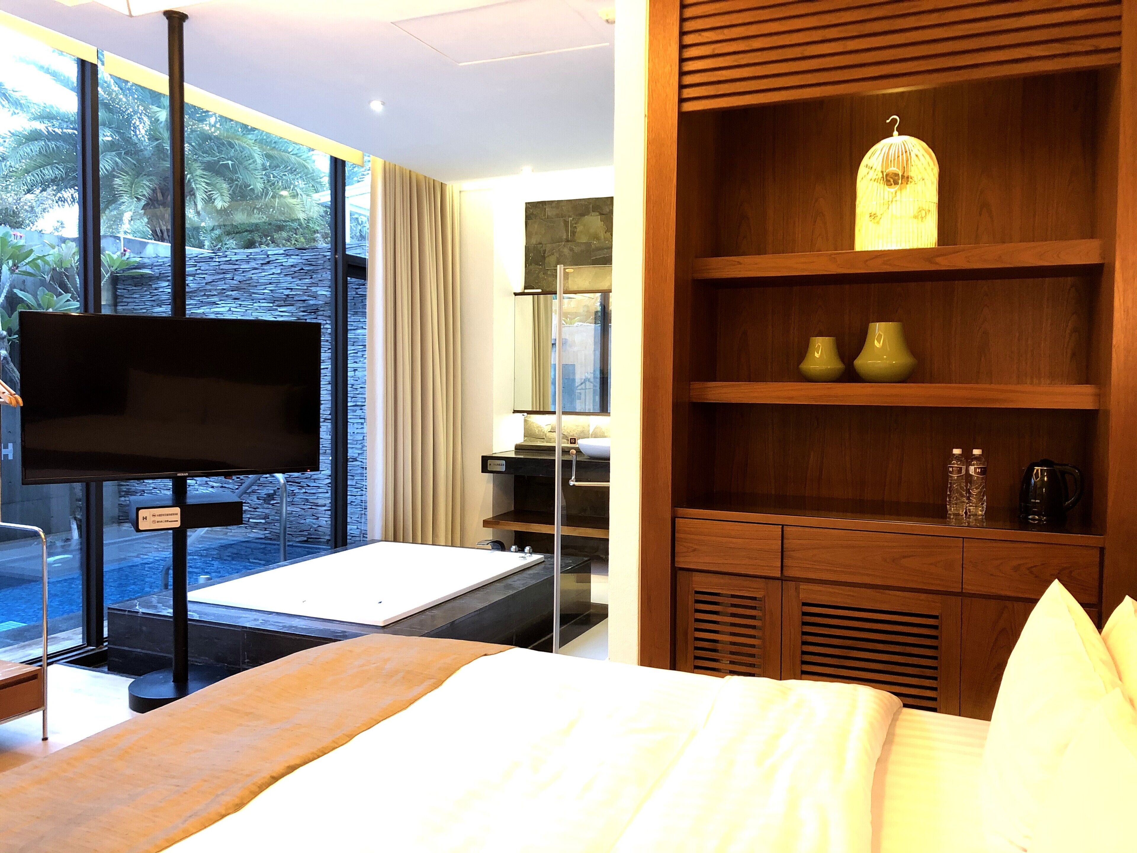 suite | down duvets, blackout curtains, soundproofing, free wifi