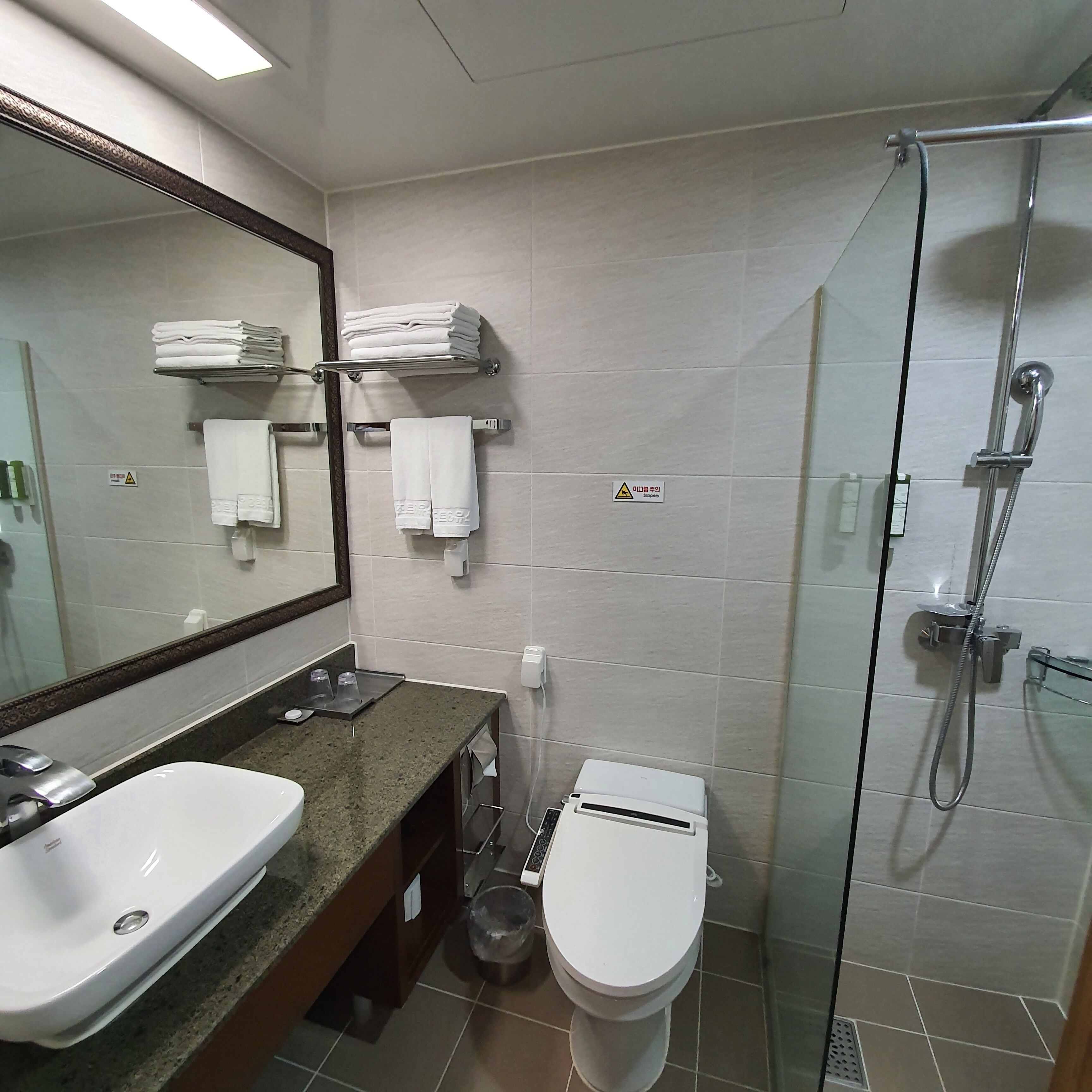 deluxe triple room | bathroom shower