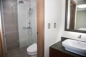 Junior Suite, 1 Bedroom, Terrace | Bathroom | Shower, free toiletries, hair dryer, bidet - Tongyeong Dongwon Resort & Youth Hostel (Tongyeong)