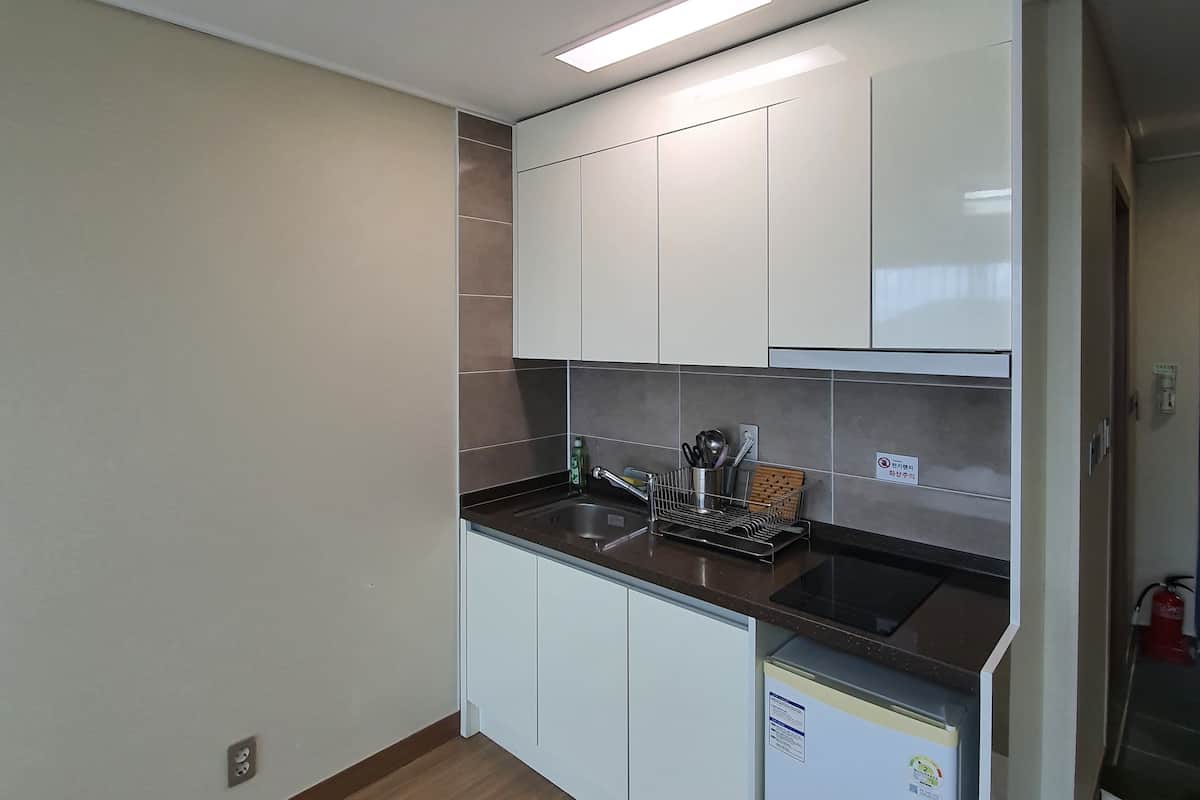 fridge, coffee/tea maker