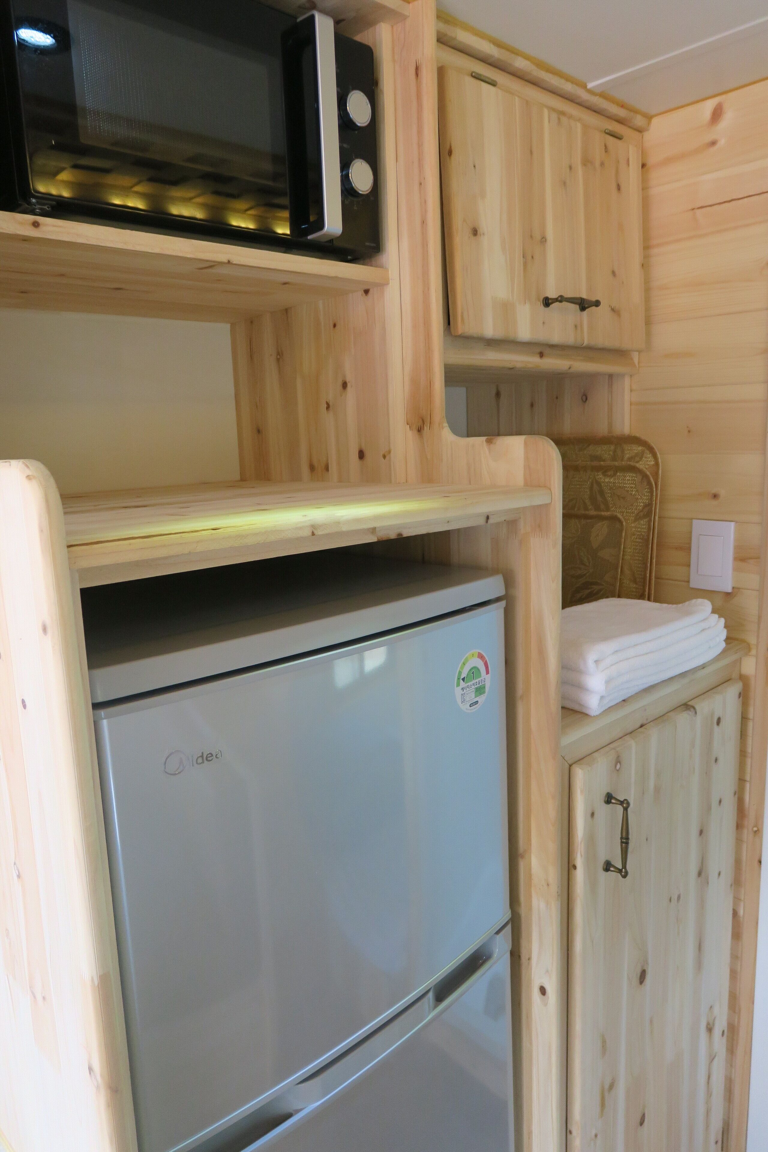 standard caravan | living area | flat-screen tv